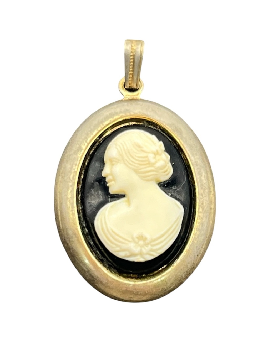 Cameo oval lady silhouette gold tone black & white pendant for necklace vintage